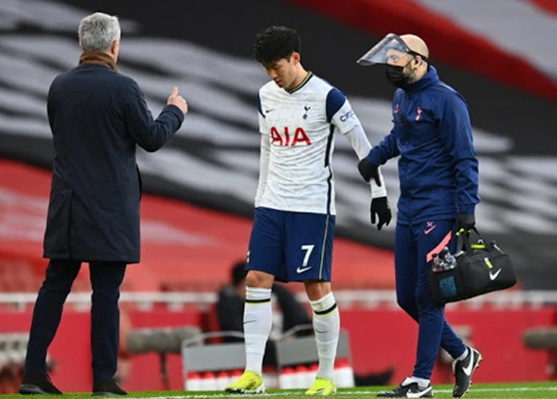 HLV Jose Mourinho lo ngại chấn thương của Son Heung-min có thể nghiêm trọng hơn. Ảnh: Getty Images 