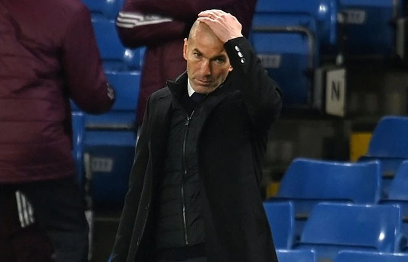 HLV Zinedine Zidane bất lực với thế trận thua thiệt trước Chelsea. Ảnh: Getty Images