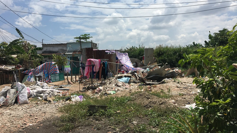 Nhiều hộ dân sống trong cảnh tạm bợ, lụp xụp do “mắc kẹt” dự án suốt 20 năm qua tại xã Bình Hưng, huyện Bình Chánh, TPHCM