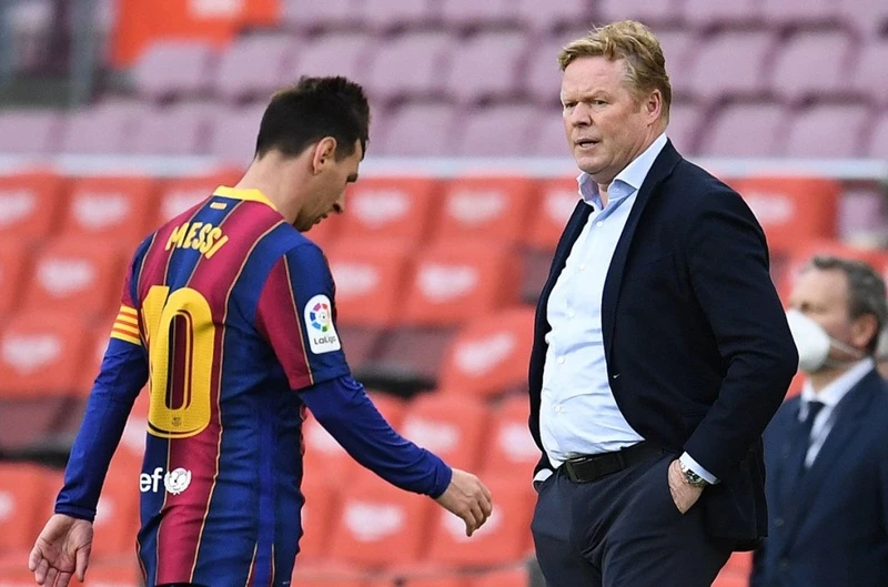 HLV Ronald Koeman chứng kiến nỗi thất vọng của Lionel Messi sau trận thua Celta Vigo.