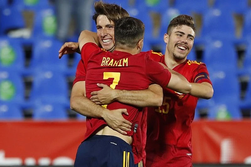 Các cầu thủ trẻ Tây Ban Nha hạnh phúc với cơ hội ra mắt đầy bất ngờ này.