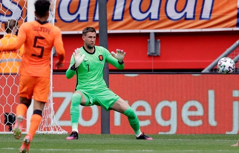 Maarten Stekelenburg chỉ vừa chơi trận đầu tiên sau gần 5 năm cho tuyển Hà Lan.