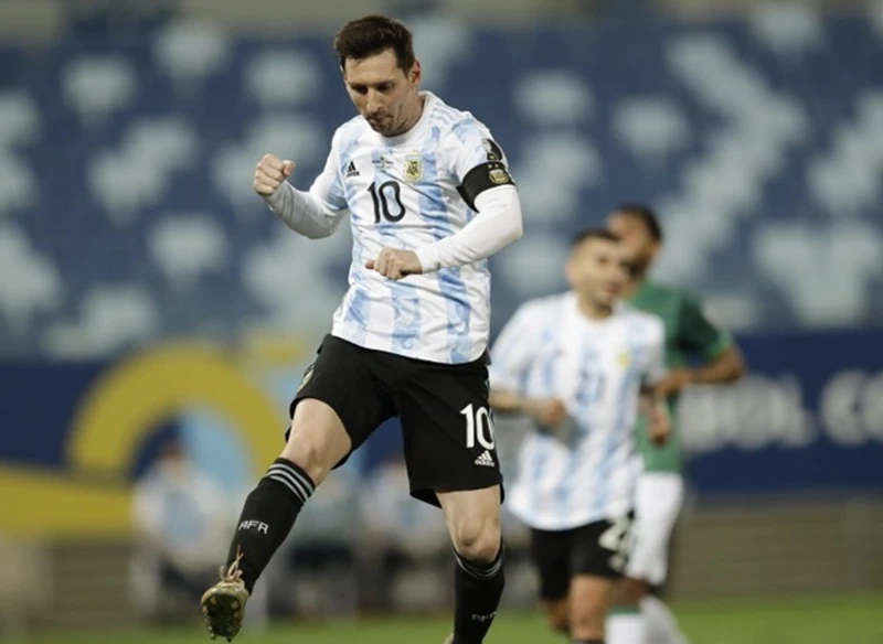 Lionel Messi đánh dấu kỷ lục với 2 pha lập công trong chiến thắng 4-1 trước Bolivia.