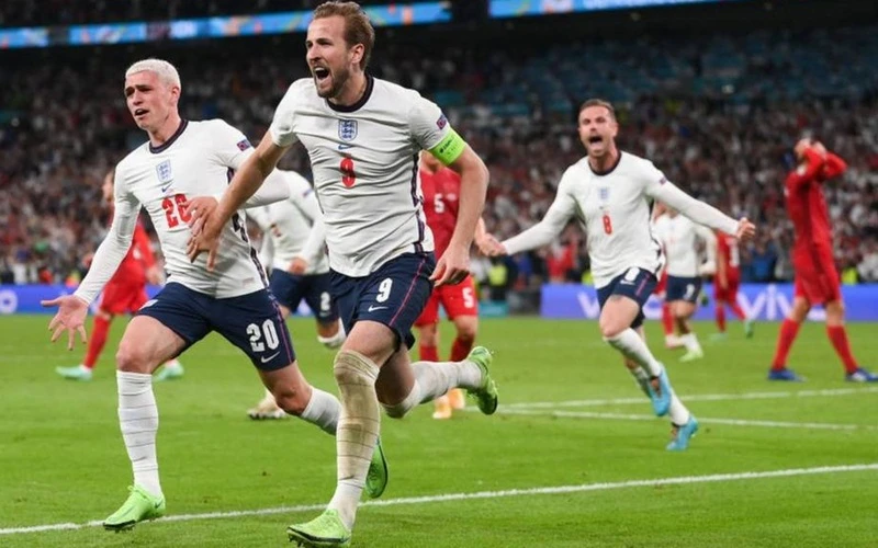 Đội trưởng Harry Kane mừng ghi bàn quyết định đưa tuyển Anh vào trận chung kết lịch sử.