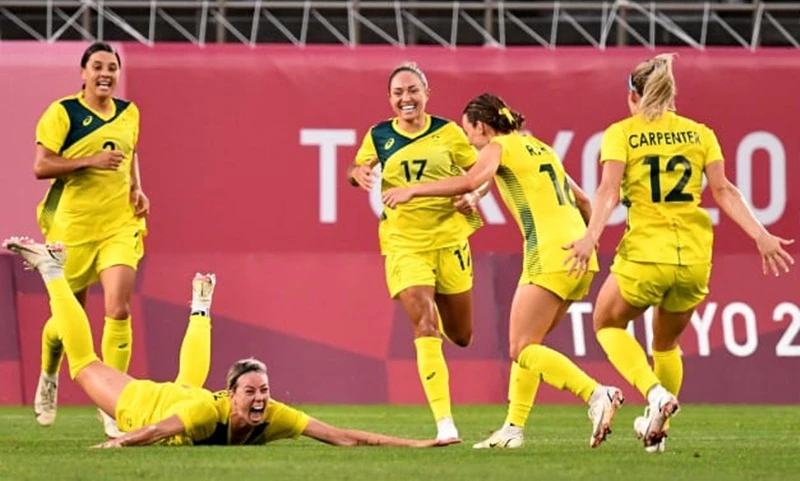 Các cô gái Australia ăn mừng chiến thắng lịch sử.