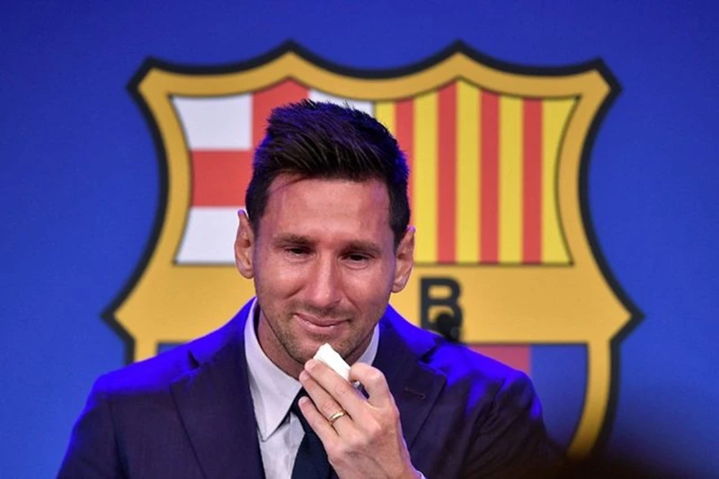 Lionel Messi bật khóc ngay khi nói lời chia tay Barca.
