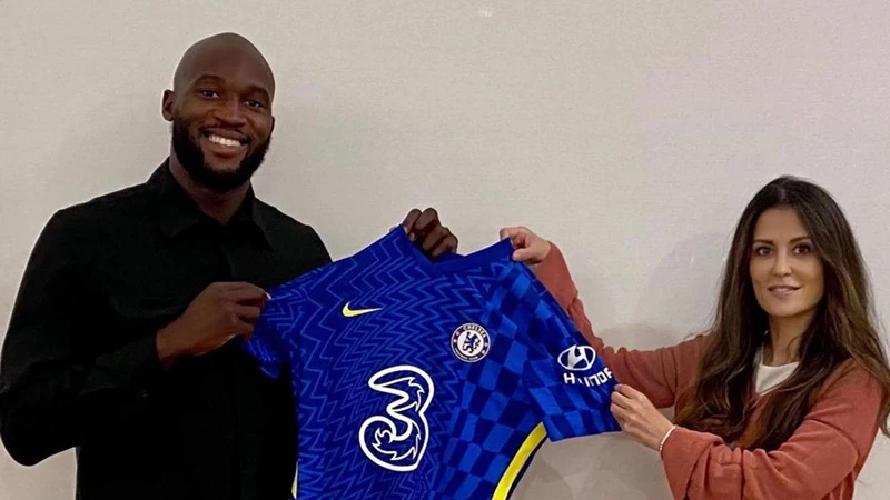 Romelu Lukaku một lần nữa đặt bút ký hợp đồng với Chelsea sau 10 năm.