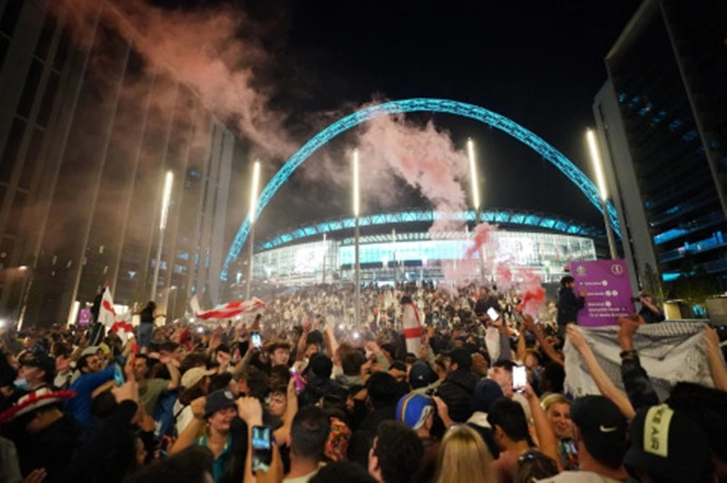 Người hâm mộ ken đặc bên trong lẫn ngoài sân Wembley ở chung kết Euro 2020.