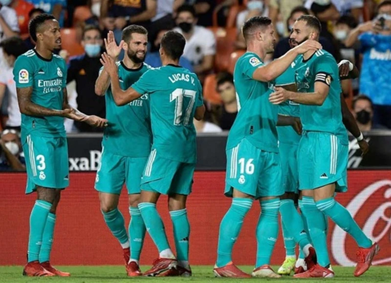 Real Madrid giành chiến thắng 2-1 nhọc nhằn tại Valencia.