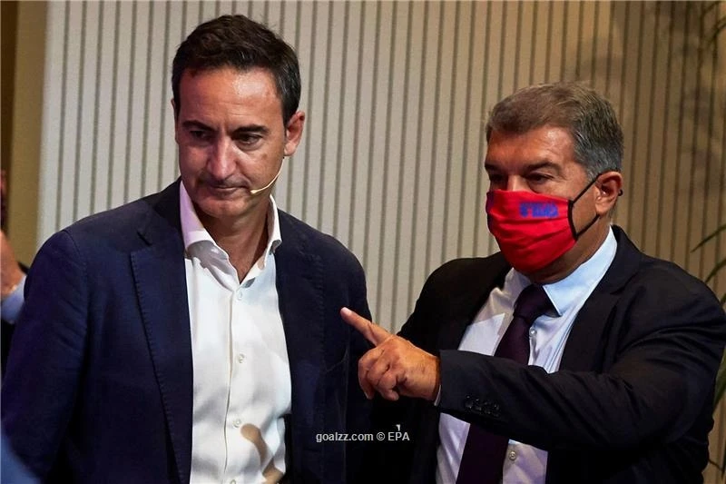 Ferran Reverter (trái) và tân Chủ tịch Joan Laporta phải giải quyết cuộc khủng hoảng tài chính nặng nề.