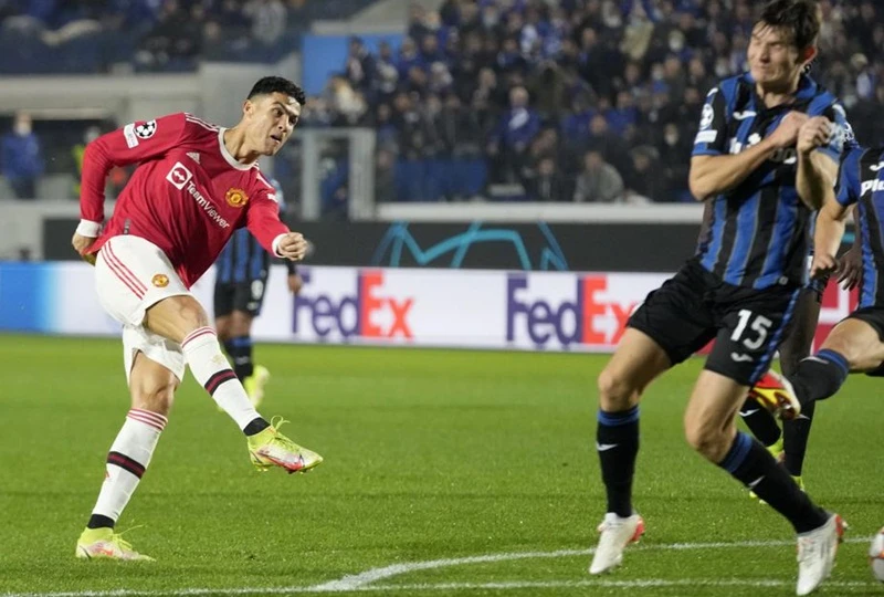 Cristiano Ronaldo bắt vô-lê ngay rìa vòng cấm địa gỡ hòa 2-2.