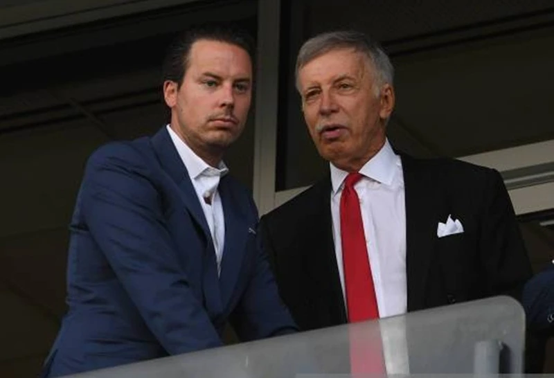 Giám đốc Arsenal, Josh Kroenke (trái) bên cạnh cha mình Stan Kroenke. Ảnh: Getty Images