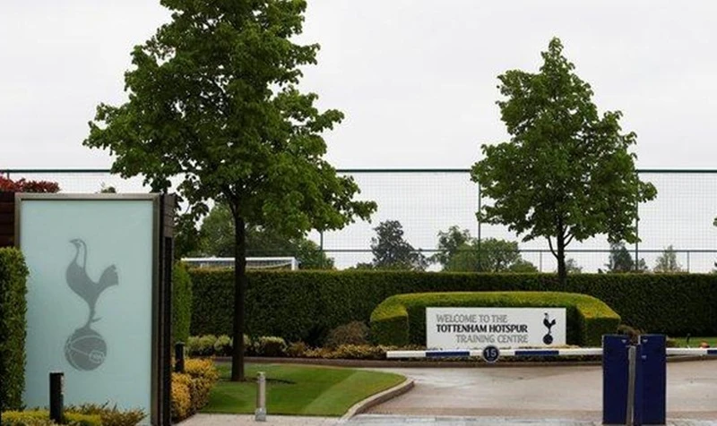 Tottenham hiện cũng đã đóng cửa sân tập cho đến khi tình hình được kiểm soát.