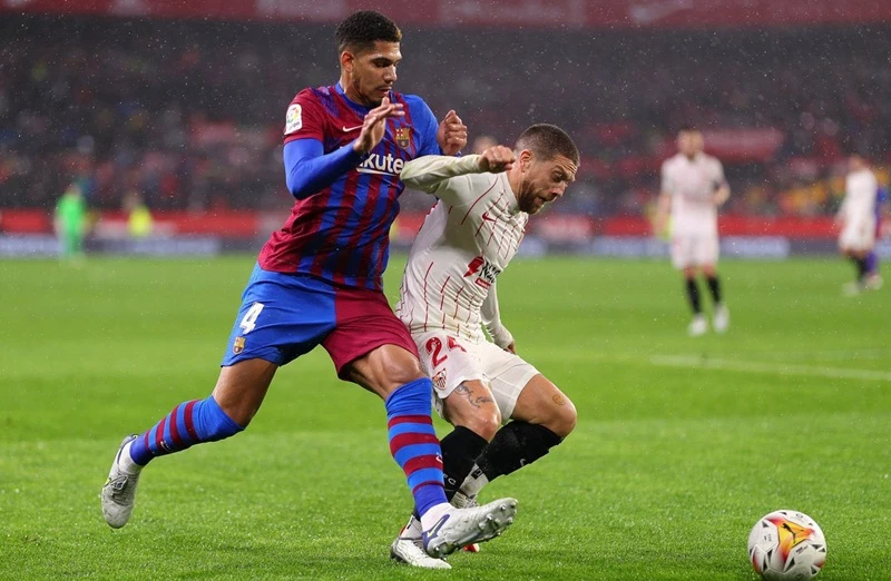 Barcelona hòa Sevilla 1-1 ở trận đấu cuối cùng của cả hai trong năm 2021.