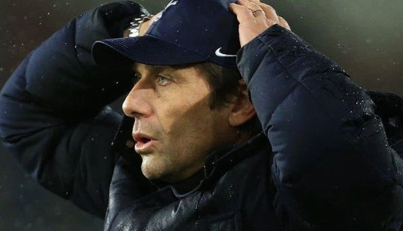 HLV Antonio Conte thất vọng chứng kiến thất bại tại Burnley.