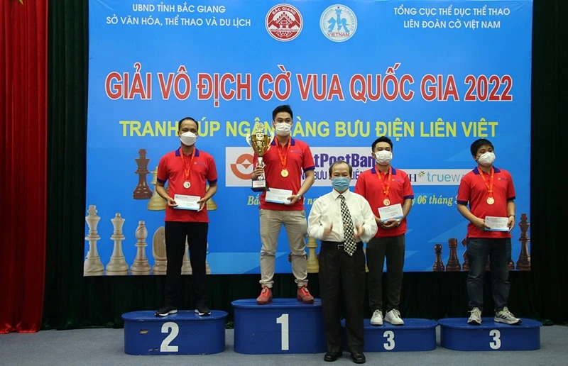 Ban tổ chức đã trao thưởng cho kỳ thủ vô địch nội dung tiêu chuẩn. Ảnh: Liên đoàn cờ vua VN