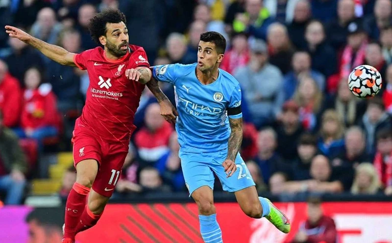 Liverpool và Man.City đang thúc đẩy nhau đến “mức độ điên rồ”. Ảnh: Getty Images