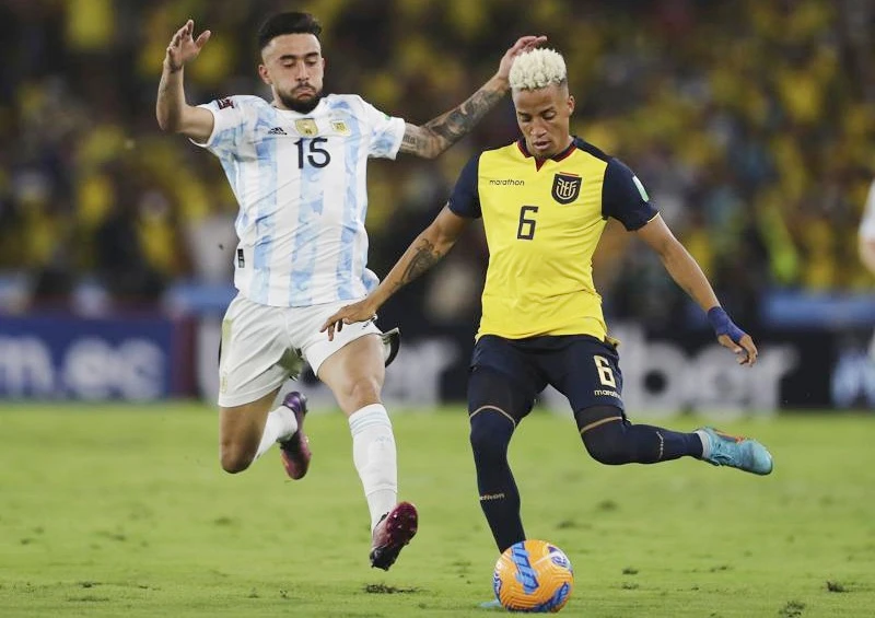 Byron Castillo (phải) cùng Ecuador đối đầu Argentina ở vòng loại World Cup 2022.