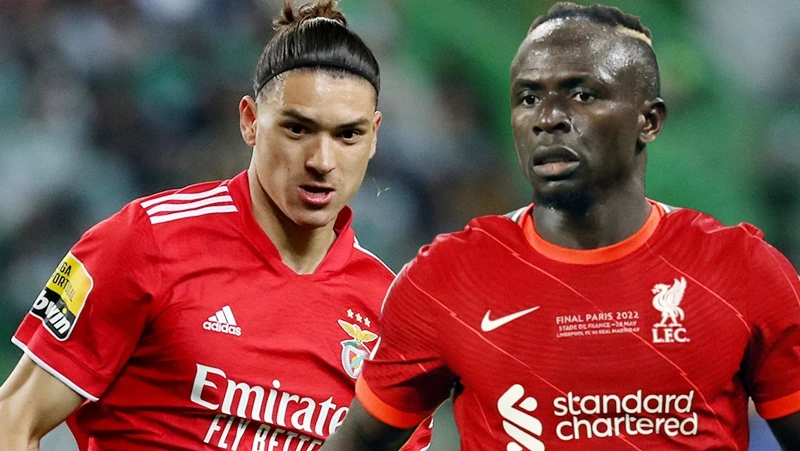 Không sớm chốt tương lai Sadio Mane, Liverpool có thể mất Darwin Nunez (trái).