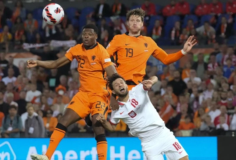 Hà Lan ngược dòng hòa 2-2 sau khi để đội khách Ba Lan dẫn trước 2 bàn.