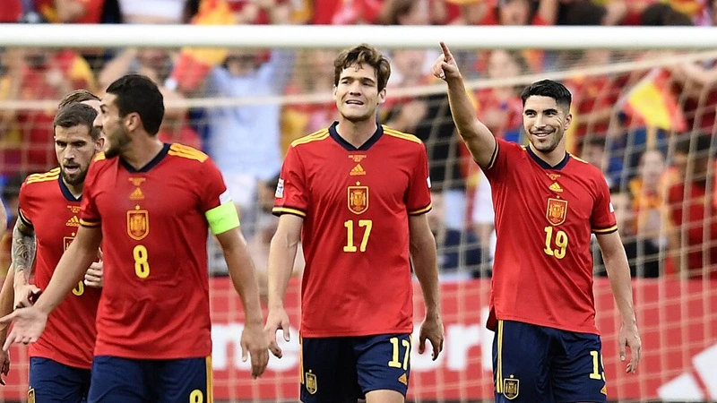 Tây Ban Nha thắng 2-0 trước CH Séc, kết quả cũng đưa họ lên đầu.