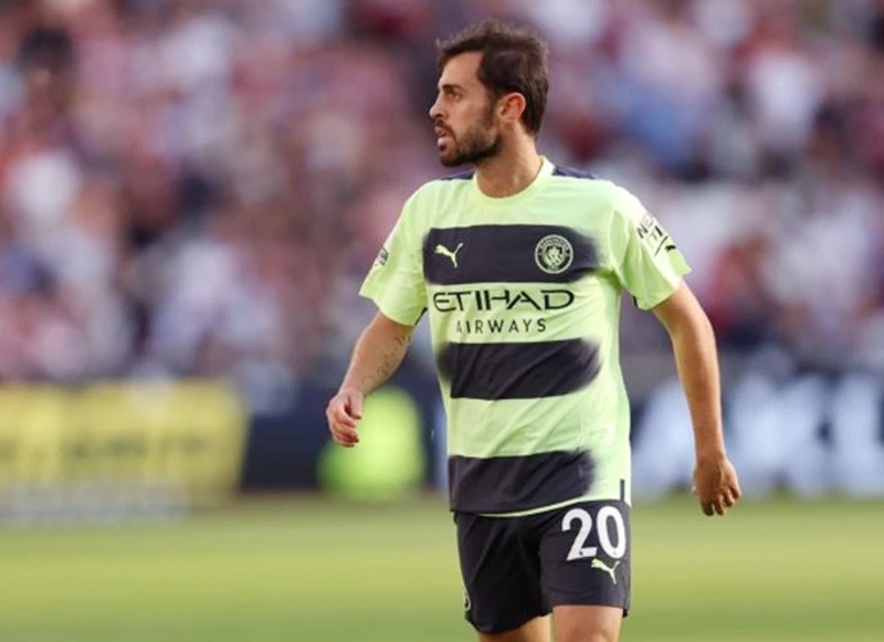 Bernardo Silva chỉ vào sân từ ghế dự bị ở trận khai màn của Man.City. Ảnh: Getty Images