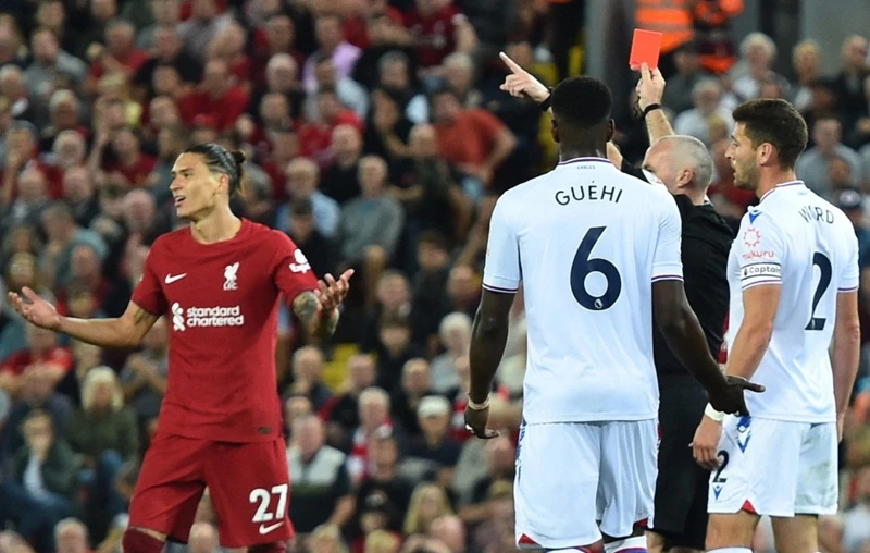 Darwin Nunez nhận thẻ đỏ trong ngày ra mắt ở Anfield và Liverpool phải chia điểm. Ảnh: Getty Images