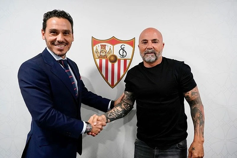 HLV Jorge Sampaoli (phải) thừa nhận cần nỗ lực rất nhiều để đưa Sevilla trở lại. 
