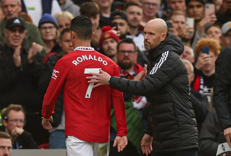 Cristiano Ronaldo đầy khó chịu khi bị thay ra hồi cuối tuần. Ảnh: Getty Images