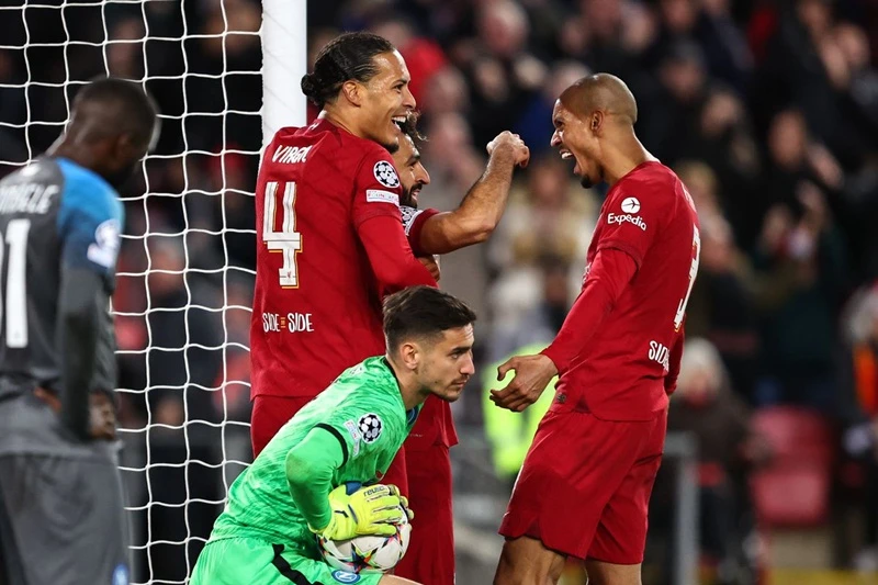 Liverpool chặn đứng mạch thắng của Napoli, nhưng vẫn xếp sau đối thủ ở bảng đấu.