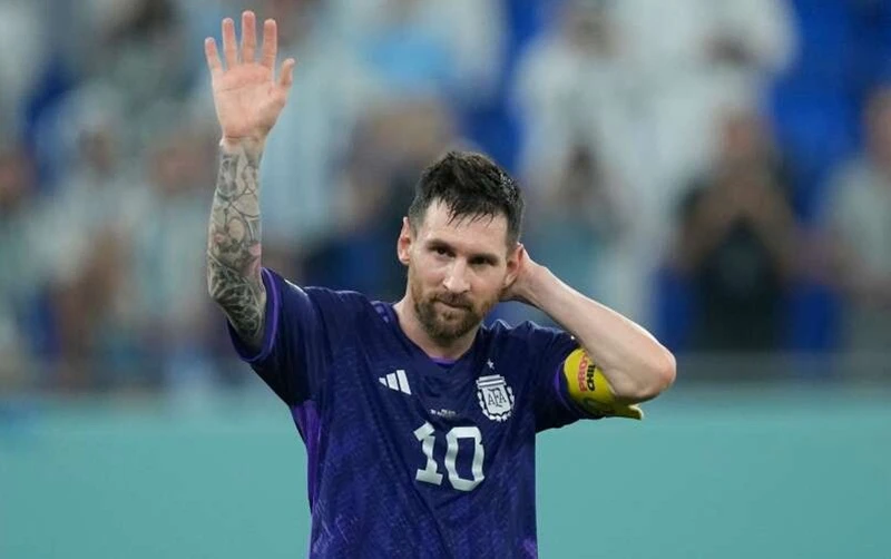 Lionel Messi giận bản thân vì quả phạt đền không thành công.