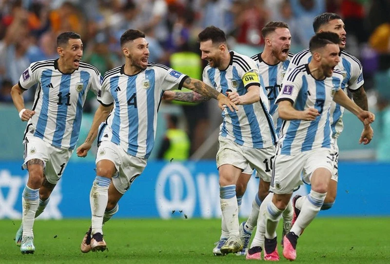 Lionel Messi tiếp tục chói sáng đưa Argentina vào chung kết World Cup.