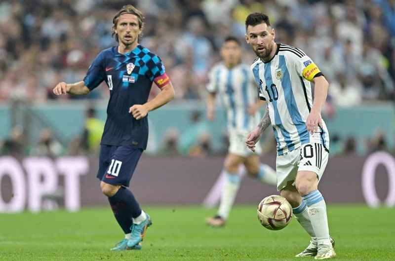 Chỉ tính trong trận bán kết, Messi có đến 31 lần nhận bóng trong trạng thái... đi bộ.