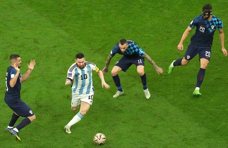Lionel Messi cần năng lượng để thực hiện những pha xuyên phá như thế này.