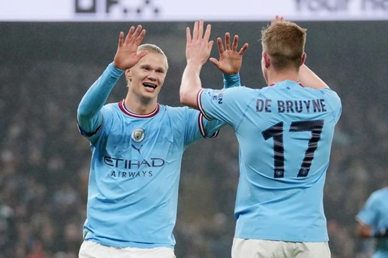 Erling Haaland lại ghi bàn sau đường chuyền của Kevin De Bruyne.