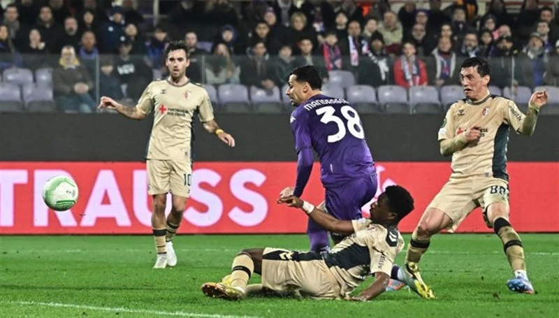 Rolando Mandragora dứt điểm ghi bàn khởi đầu màn ngược dòng cho Fiorentina.