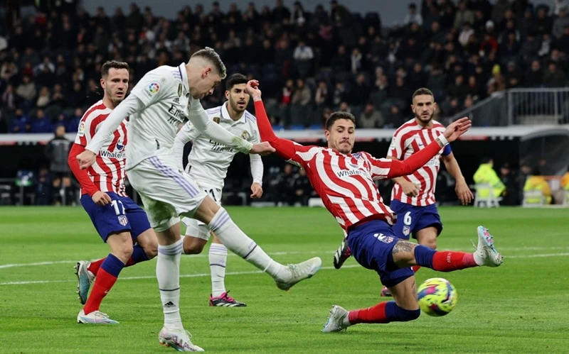 Real Madrid chật vật khi Atletico tổ chức chặt chẽ với hàng thủ 5 người.