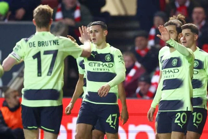 Phil Foden tìm lại phong độ giúp Man.City giành chiến thắng 3-0 trên sân Bristol City.