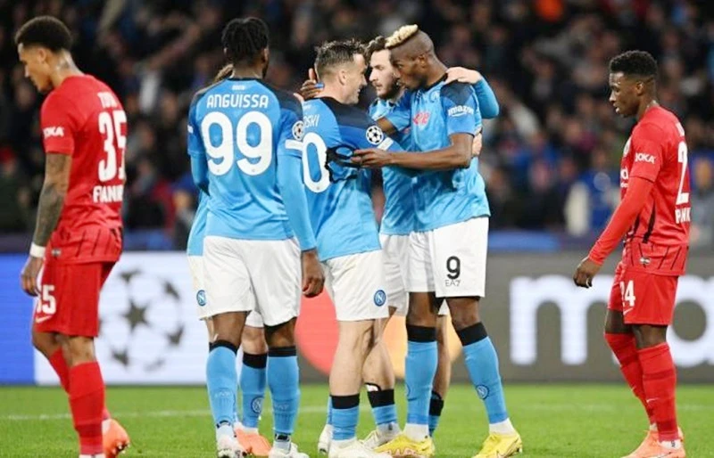 Napoli thắng chung cuộc 5-0 để lọt vào tứ kết Champions League lần đầu tiên trong lịch sử.