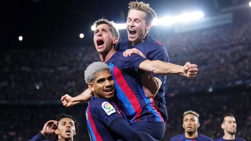 Chức vô địch đã gần hơn bao giờ hết với Barcelona sau chiến thắng 2-1 trong trận El Clasico trên sân Camp Nou.