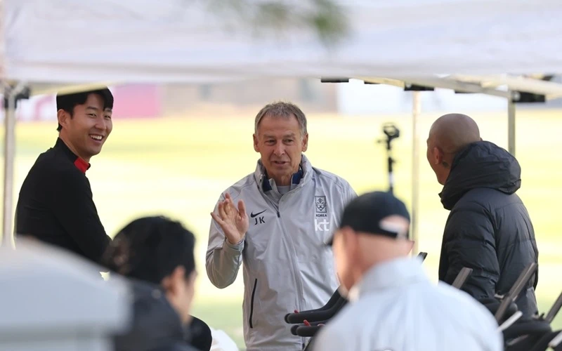 Son Heung-min thích thú khi xem cuộc thảo luận của tân HLV Jurgen Klinsmann và ban huấn luyện.