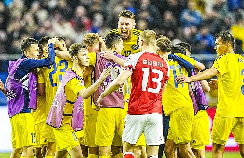 Cầu thủ Kazakhstan ăn mừng chiến tích ngược dòng trước Đan Mạch.
