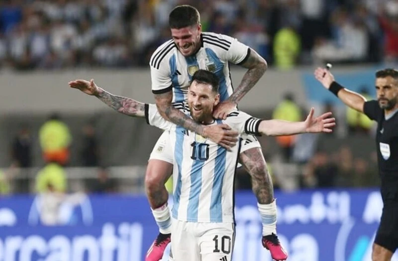 Lionel Messi ghi một hat trick vào lưới Curacao giúp nhà vô địch World Cup giành chiến thắng đậm đà 7-0.