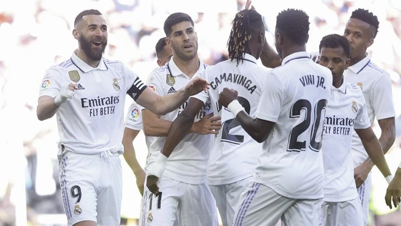 Karim Benzema ghi cú hat-trick chớp nhoáng giành chiến thắng 6-0 cho Real Madrid trước Valladolid.