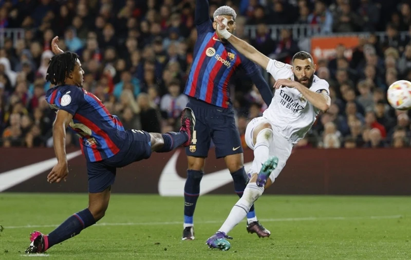 Karim Benzema ghi hat-trick để nhấn chìm Barcelona, đưa Real Madrid vào chung kết cúp Nhà Vua.