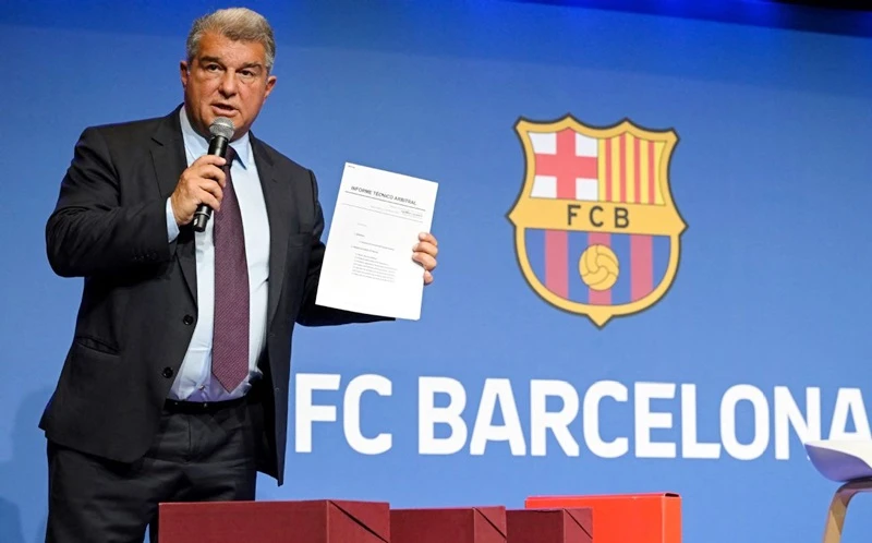 Trong cuộc họp báo do Barca tổ chức kéo dài 2 giờ vào thứ Hai, Joan Laporta tuyên bố đây là một chiến dịch bôi nhọ CLB.