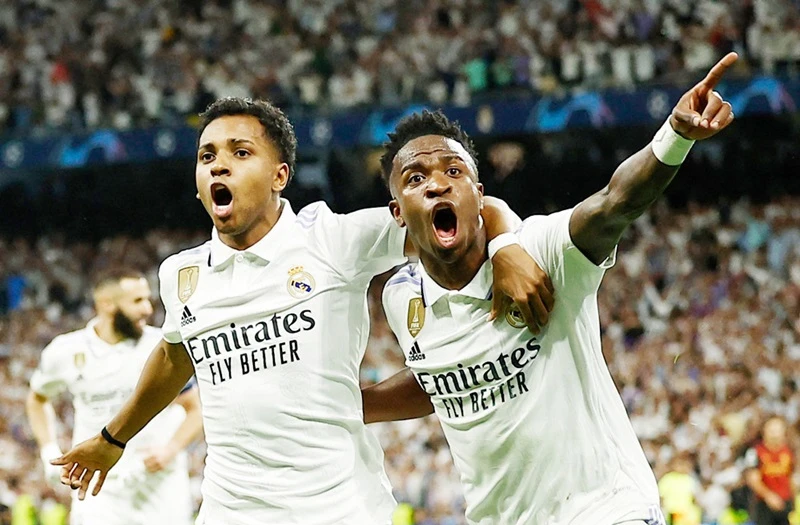 Ngôi sao trẻ Vinicius Junior đưa Real Madrid vượt lên.