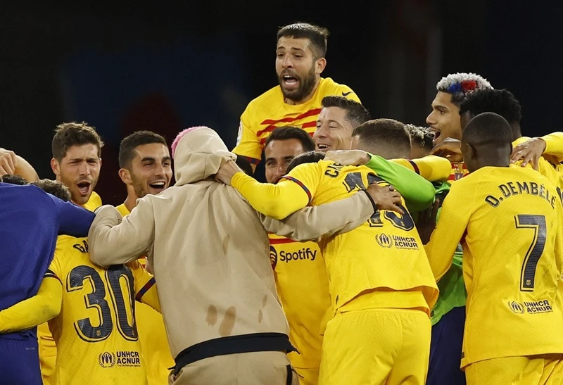 Barcelona ăn mừng khi giành chức vô địch La Liga sớm trước 4 vòng đấu.