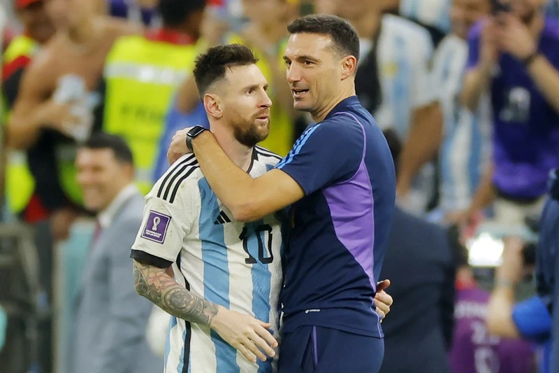 HLV Lionel Scaloni và đội trưởng Lionel Messi tiếp tục sát cánh mang lại thành công cho tuyển Argentina.