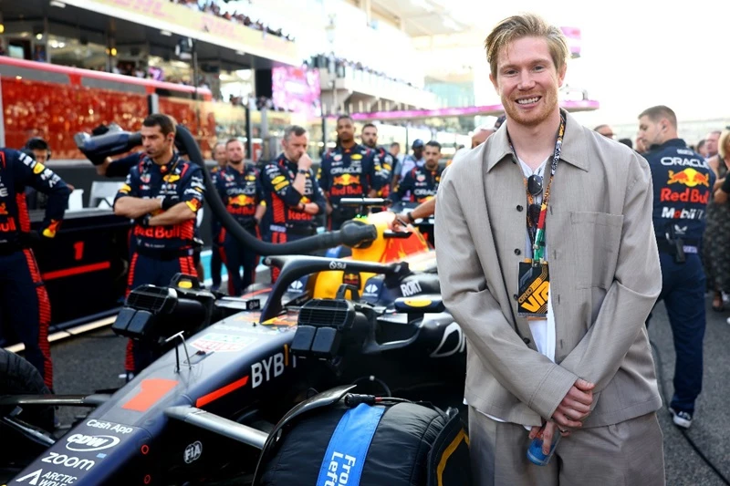 Kevin De Bruyne khá tươi tắn tham dự Abu Dhabi Formula One Grand Prix.